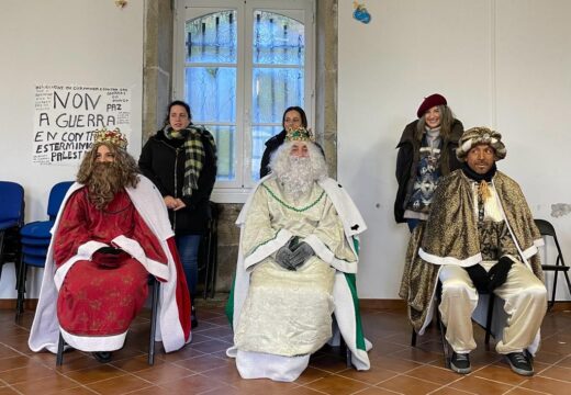 Os Reis Magos visitan todas as parroquias de Brión baixo os acordes da charanga Os Celtas e repartindo lambonadas, rosca, chocolate e churros